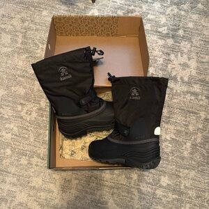Kamik snow boots. Youth 5.